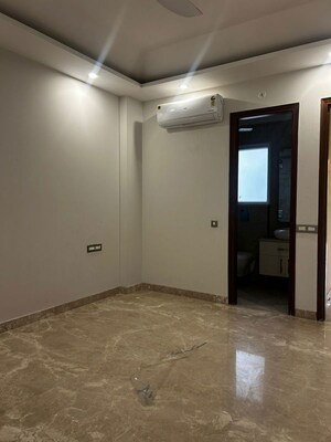 Room in 3 BHK Builder Floor at South City 1 – for Rent