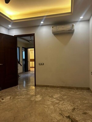 Room in 3 BHK Builder Floor at South City 1 – for Rent