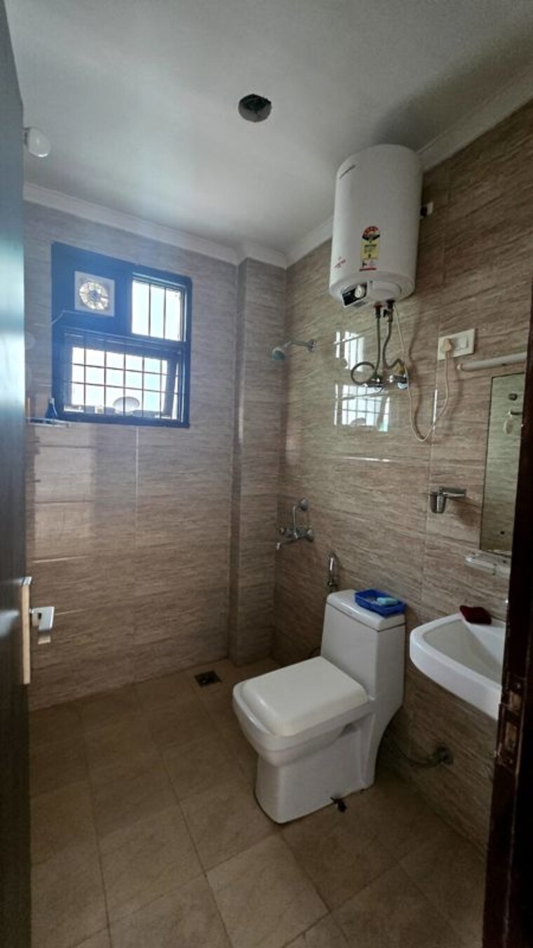 Bathroom, sector 39 2 Bedroom 1240 Sq.Ft. Builder Floor In Sector 39 Gurgaon 10348569