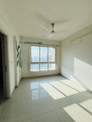Room in 3 BHK Apartment at Hiranandani Estate, Ghodbunder Road – for Rent