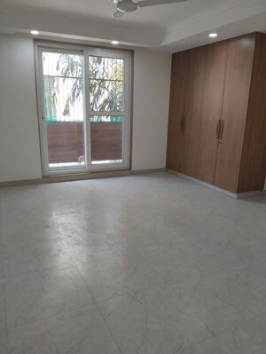 Room in 4 BHK Builder Floor at Safdarjung Enclave – for Rent