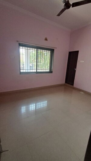 Room in 2 BHK Builder Floor at Telibandha – for Rent