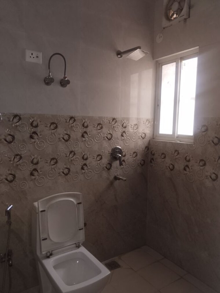 Bathroom, sarita vihar 3 Bedroom 1900 Sq.Ft. Builder Floor In Sarita Vihar Delhi 10348829