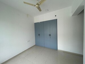 Room in 1 BHK Apartment at Kalpataru Immensa, Kolshet Road – for Rent