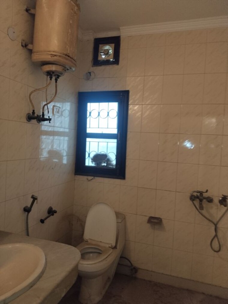 Bathroom, sarita vihar 3 Bedroom 1850 Sq.Ft. Builder Floor In Sarita Vihar Delhi 10348881