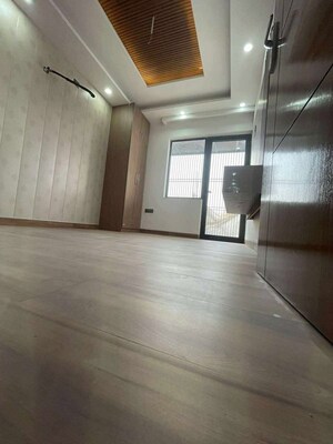 Room in 3 BHK Builder Floor at Puri Kohinoor Emporium, Sector 89 – for Sale