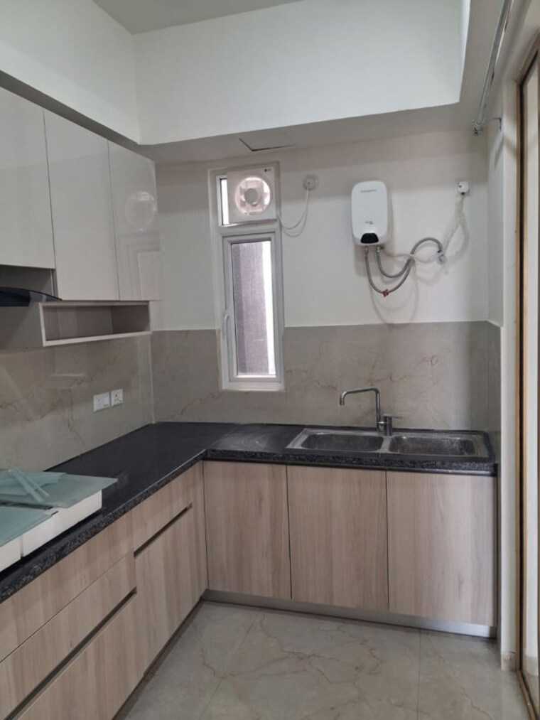 Kitchen, smart-world-orchard 3.5 Bedroom 1670 Sq.Ft. Apartment In Sector 61 Gurgaon 10349052