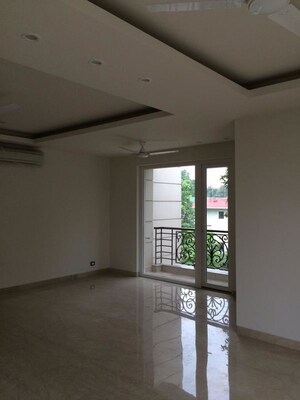 Room in 4 BHK Builder Floor at South Extension ii – for Rent