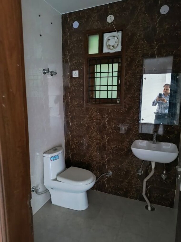 Bathroom, sector 23a 2 Bedroom 169 Sq.Yd. Builder Floor In Sector 23a Gurgaon 10349299
