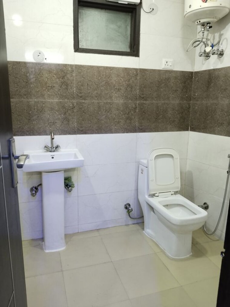 Bathroom, panchsheel vihar 2 Bedroom 900 Sq.Ft. Apartment In Panchsheel Vihar Delhi 10349305