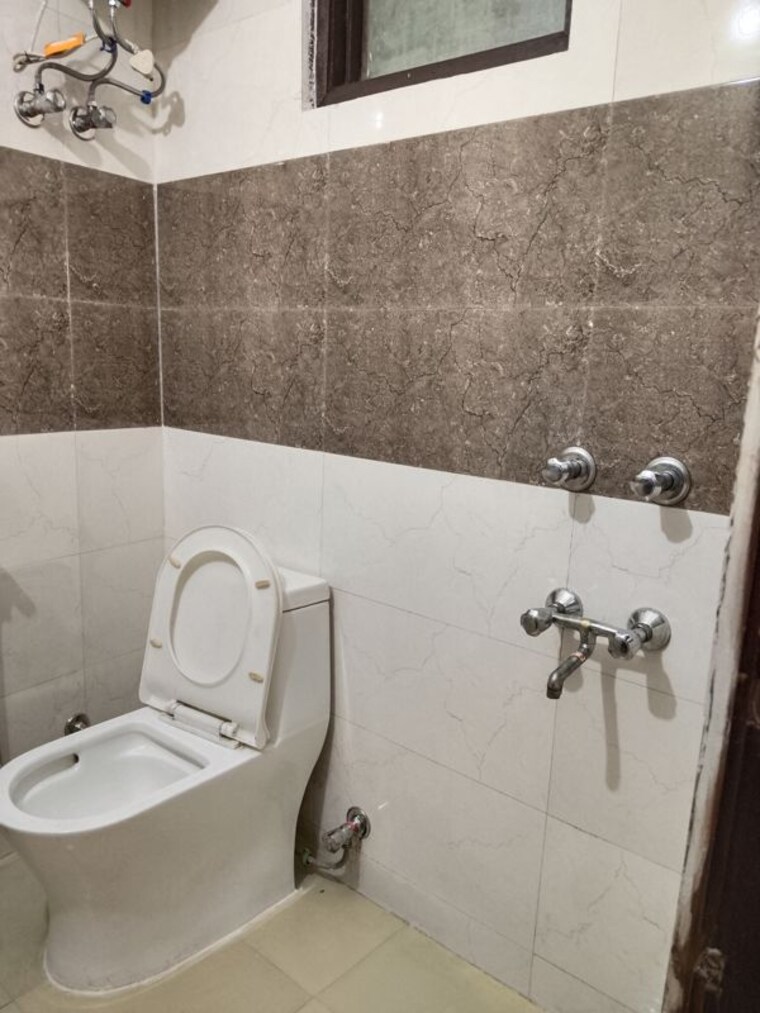 Bathroom, panchsheel vihar 2 Bedroom 900 Sq.Ft. Apartment In Panchsheel Vihar Delhi 10349305