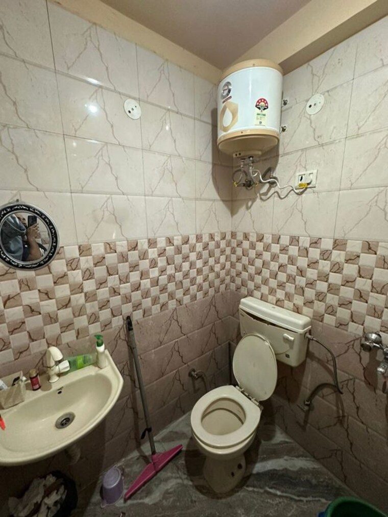 Bathroom, ardee-city 2 Bedroom 200 Sq.Yd. Builder Floor In Sector 52 Gurgaon 10349364
