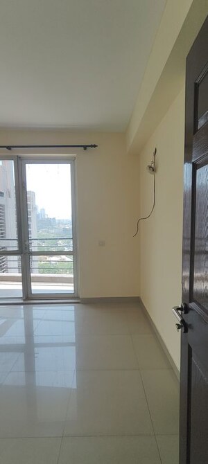 Room in 3 BHK Apartment at Unitech Escape, Sector 50 – for Rent