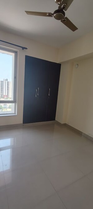 Room in 3 BHK Apartment at Unitech Escape, Sector 50 – for Rent