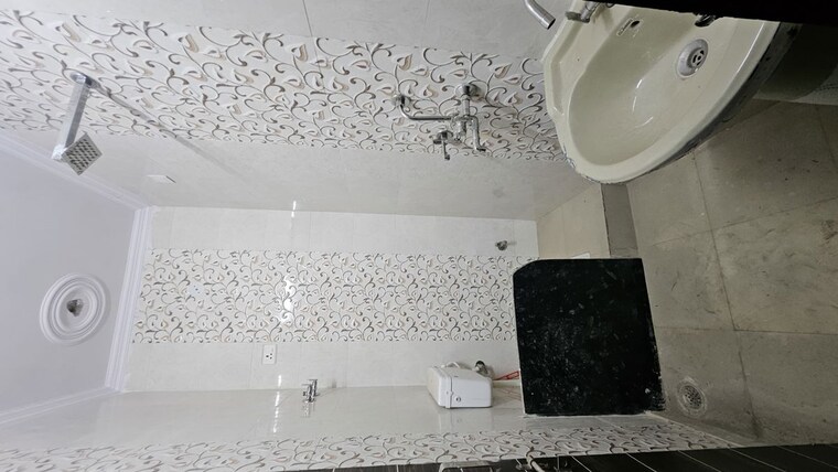 Bathroom, dilshad colony 2.5 Bedroom 1540 Sq.Ft. Builder Floor In Dilshad Colony Delhi 10349389
