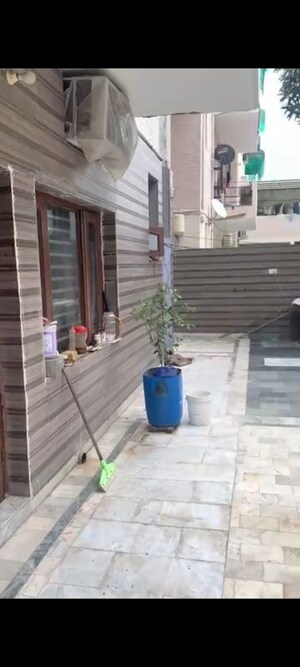 Parking in 3 BHK Builder Floor at Sector 38 – for Rent
