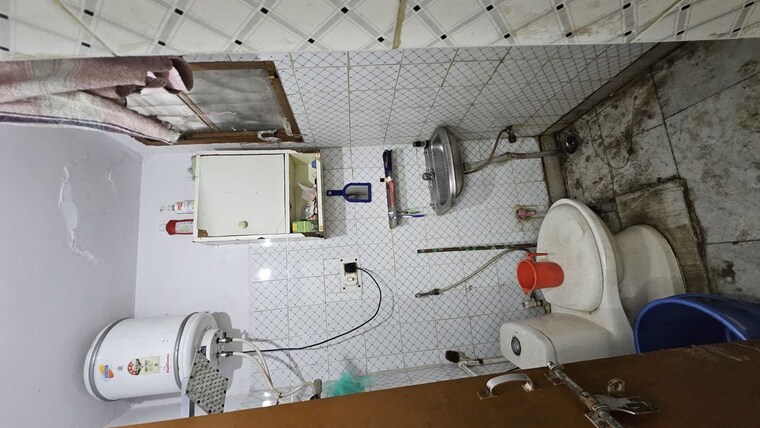 Attached Bathroom, dilshad colony 2 Bedroom 700 Sq.Ft. Apartment In Dilshad Colony Delhi 10349429
