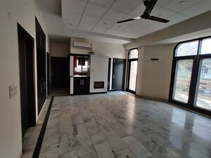 Room in 3 BHK Builder Floor at Defence Colony – for Rent