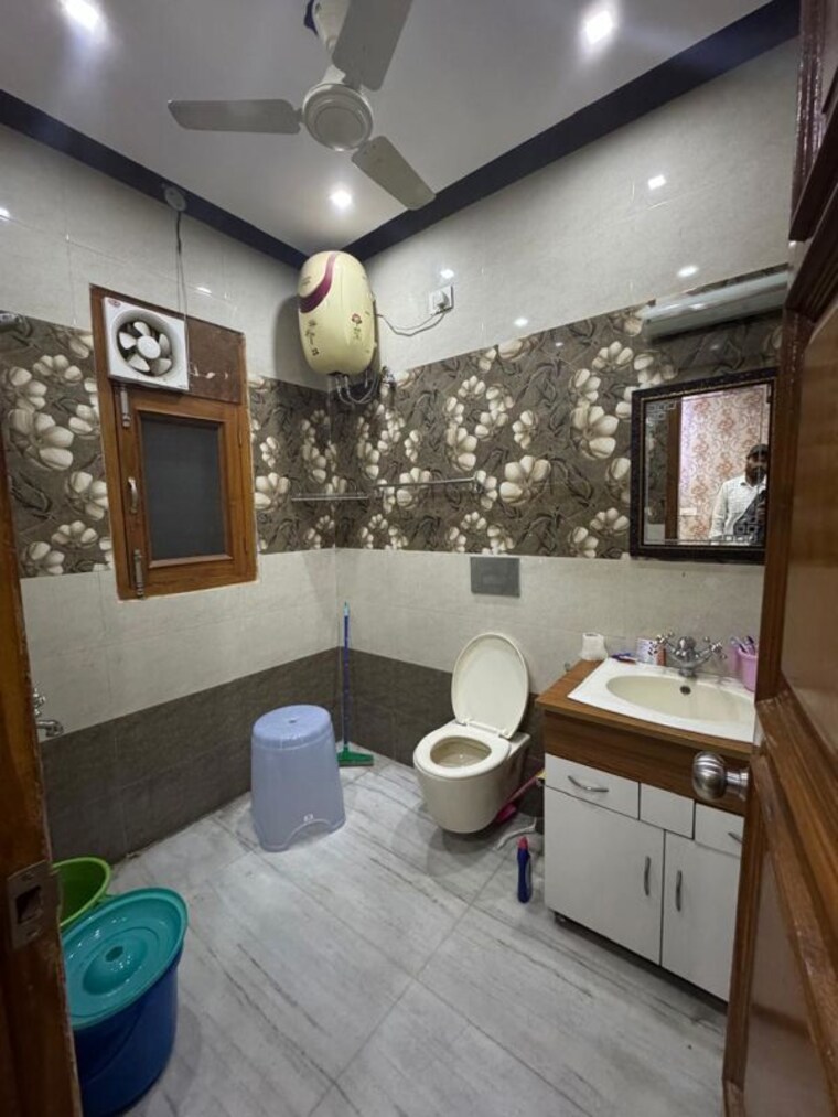 Bathroom, sector 35 3.5 Bedroom 2500 Sq.Ft. Builder Floor In Sector 35 Chandigarh 10349430