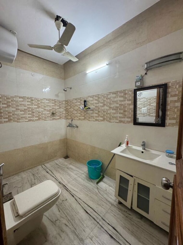 Bathroom, sector 35 3.5 Bedroom 2500 Sq.Ft. Builder Floor In Sector 35 Chandigarh 10349430