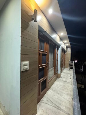 Building Lobby in 3.5 BHK Builder Floor at Sector 35 – for Rent