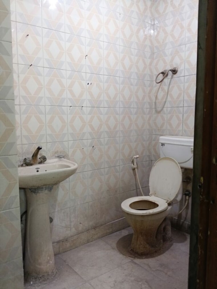 Bathroom, malviya nagar 1 Bedroom 50 Sq.Yd. Builder Floor In Malviya Nagar Delhi 10349497