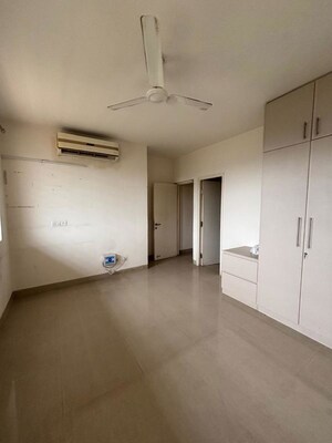 Room in 4 BHK Apartment at Emaar Emerald Floors Premier, Sector 65 – for Rent