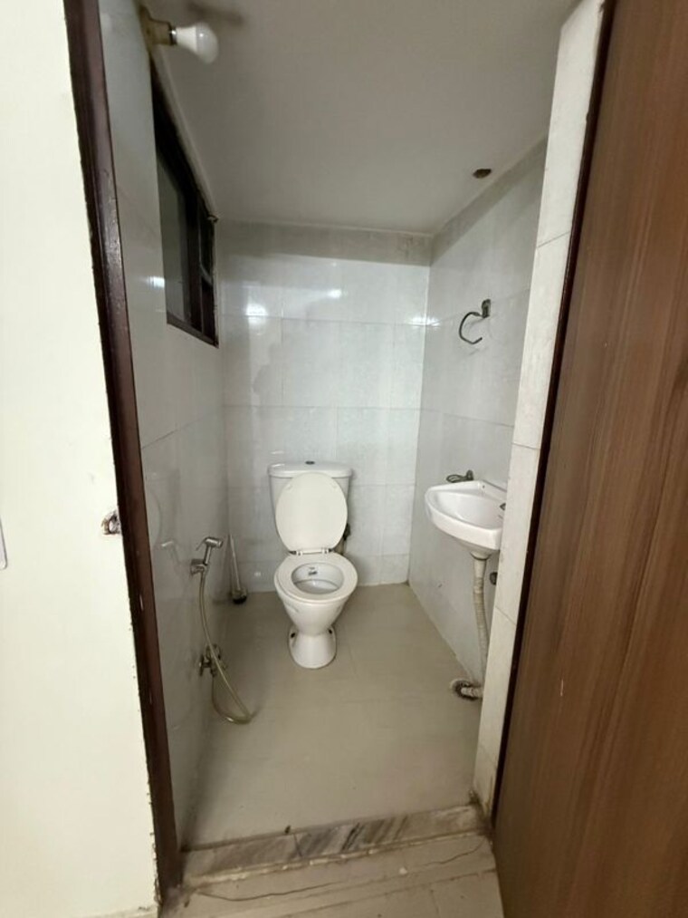 Bathroom, sector 23 3 Bedroom 2000 Sq.Ft. Independent House In Sector 23 Gurgaon 10349511