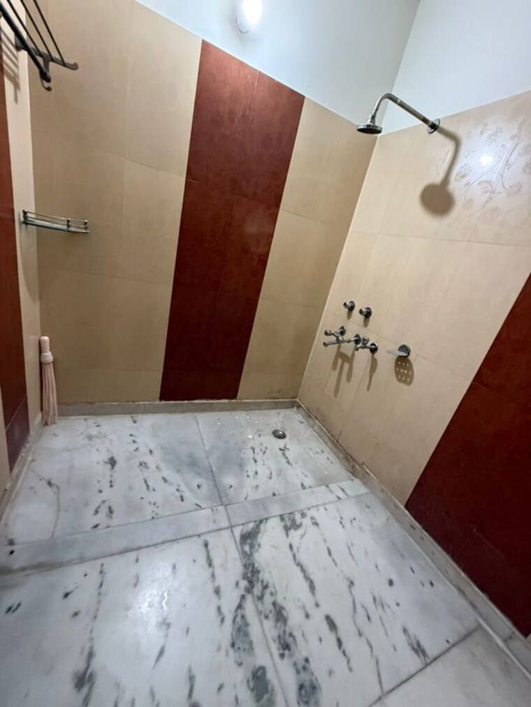 Bathroom, sector 23 3 Bedroom 2000 Sq.Ft. Independent House In Sector 23 Gurgaon 10349511