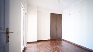 Room in 2.5 BHK Apartment at JM Florence, Tech Zone 4 Greater Noida – for Sale