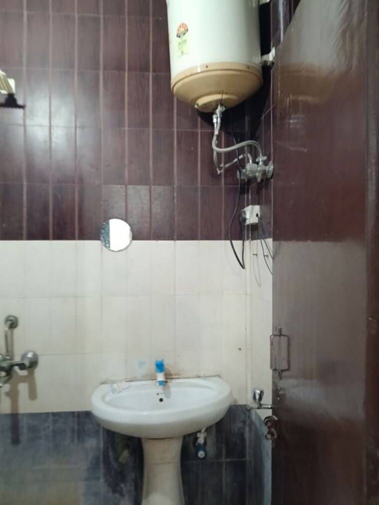 Bathroom, malviya nagar 1.5 Bedroom 45 Sq.Yd. Builder Floor In Malviya Nagar Delhi 10349603