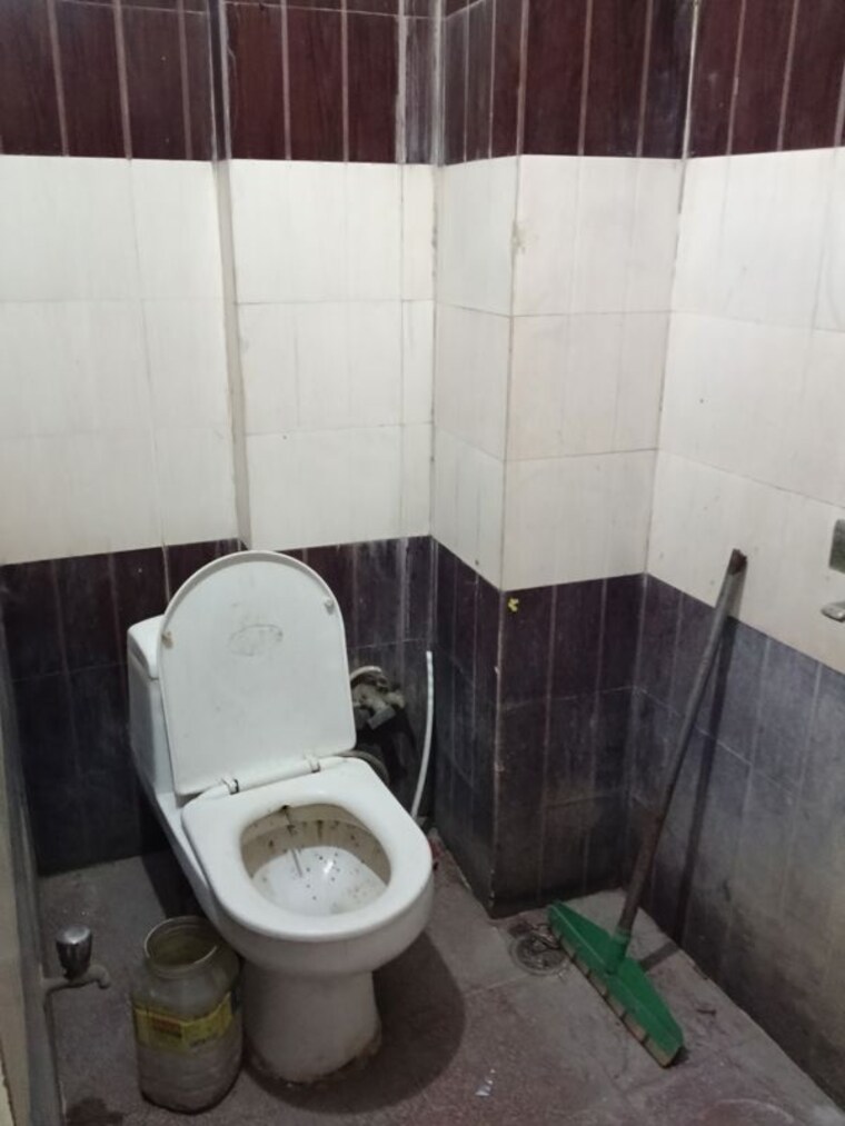Bathroom, malviya nagar 1.5 Bedroom 45 Sq.Yd. Builder Floor In Malviya Nagar Delhi 10349603