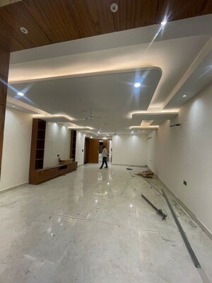 Room in 4 BHK Builder Floor at Green Fields Colony – for Sale