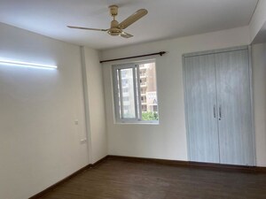 Room in 3 BHK Apartment at BPTP Spacio, Sector 37d – for Rent