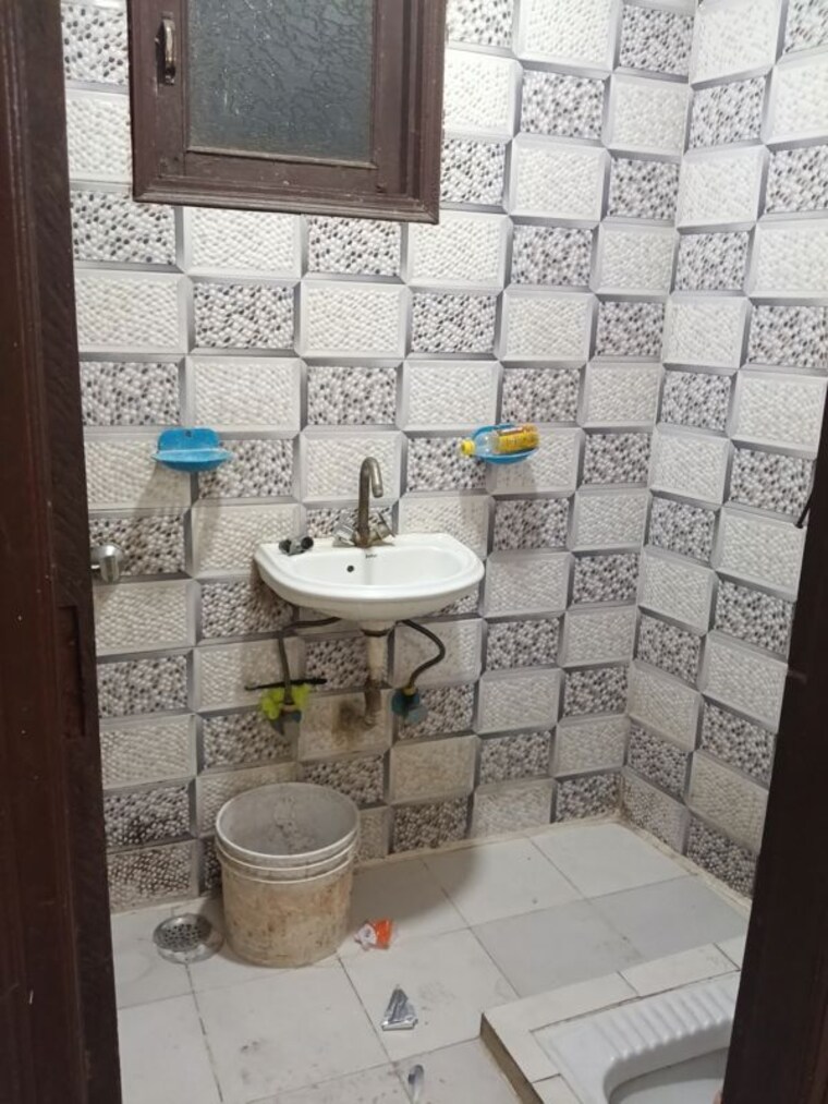 Bathroom, malviya nagar 1 Bedroom 50 Sq.Yd. Builder Floor In Malviya Nagar Delhi 10349654