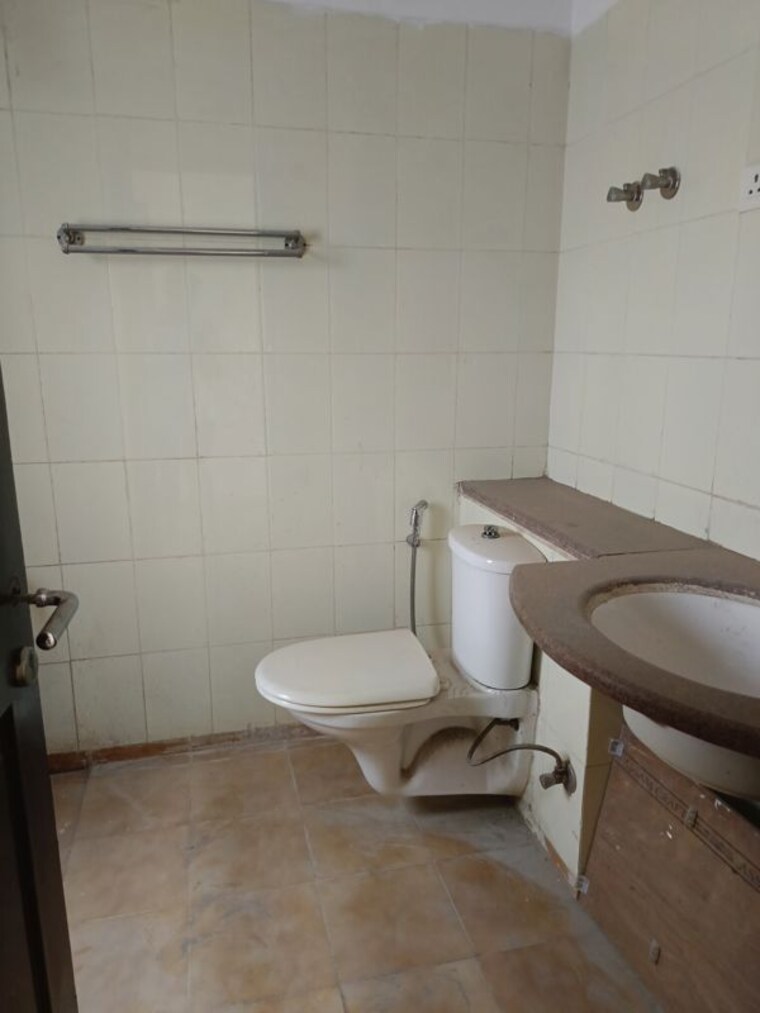 Bathroom, unitech-woodstock-floors 4 Bedroom 4500 Sq.Ft. Builder Floor In Sector 50 Gurgaon 10349688