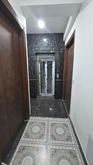 Furnished Amenities in 1 BHK Builder Floor at Freedom Fighters Enclave – for Rent