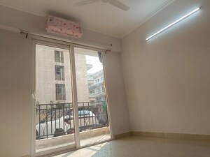 Room in 3 BHK Apartment at Signature Global City 63A, Sector 63a – for Rent