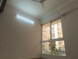 Room in 3 BHK Apartment at Signature Global City 63A, Sector 63a – for Rent