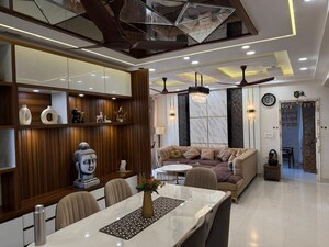 Team Area in 4 BHK Apartment at Saket – for Rent