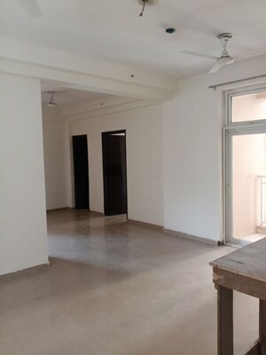 Room in 3 BHK Apartment at Sector 16c Greater Noida – for Sale