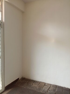 Room in 3 BHK Apartment at Sector 16c Greater Noida – for Sale