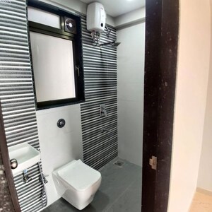 Attached Bathroom in 2 BHK Apartment at Amrut Apartment	Matunga East, Matunga East – for Rent