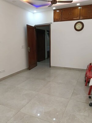 Room in 3 BHK Apartment at Greater Kailash ii – for Rent