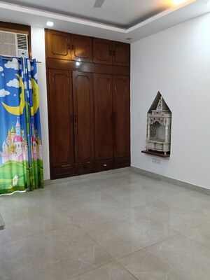 Room in 3 BHK Apartment at Greater Kailash ii – for Rent