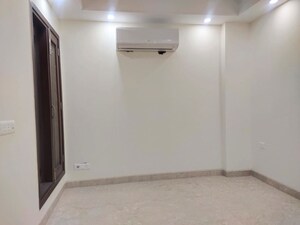Room in 3 BHK Builder Floor at Kailash Hills – for Rent