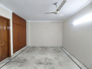Room in 3 BHK Builder Floor at Defence Colony – for Rent
