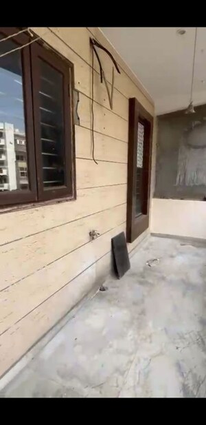 Room in 4 BHK Builder Floor at Sector 81 – for Rent