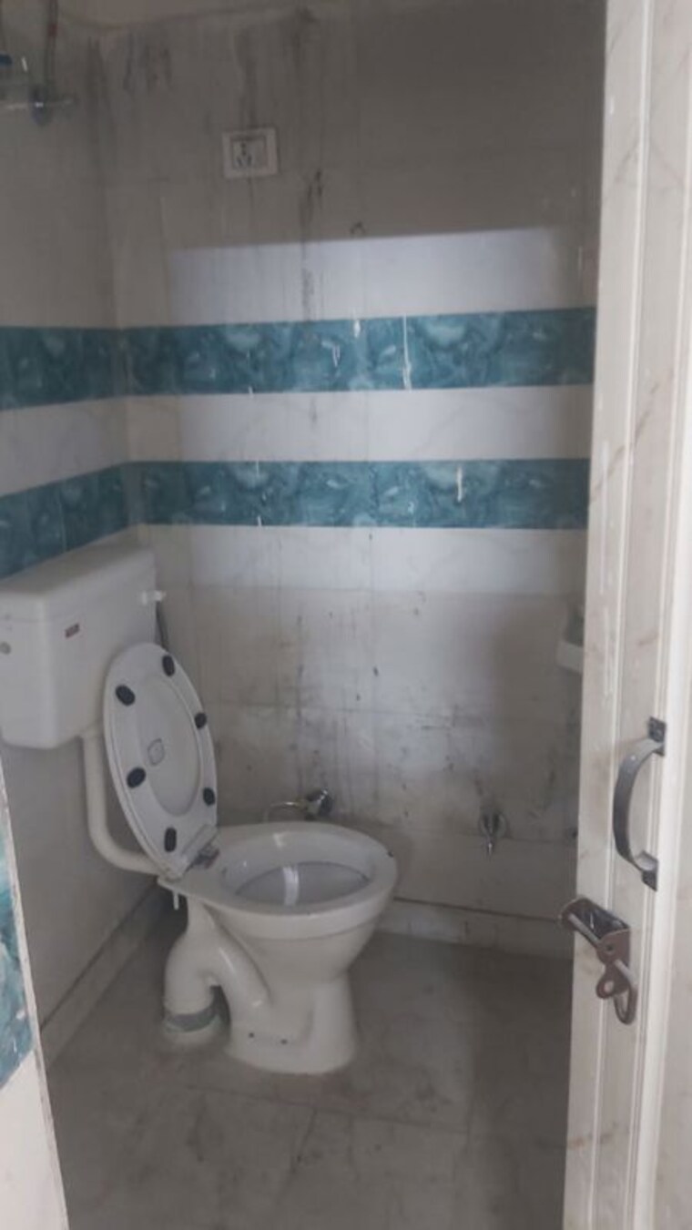 Bathroom, mayur vihar 2.5 Bedroom 450 Sq.Ft. Builder Floor In Mayur Vihar Delhi 10350090