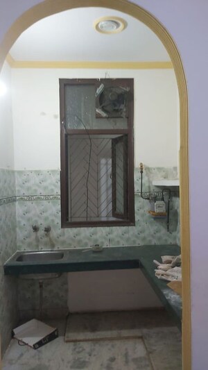 Furnished Amenities in 2.5 BHK Builder Floor at Mayur Vihar – for Rent
